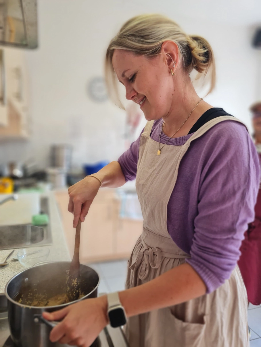 Lisa kocht eine ayurvedische Mahlzeit