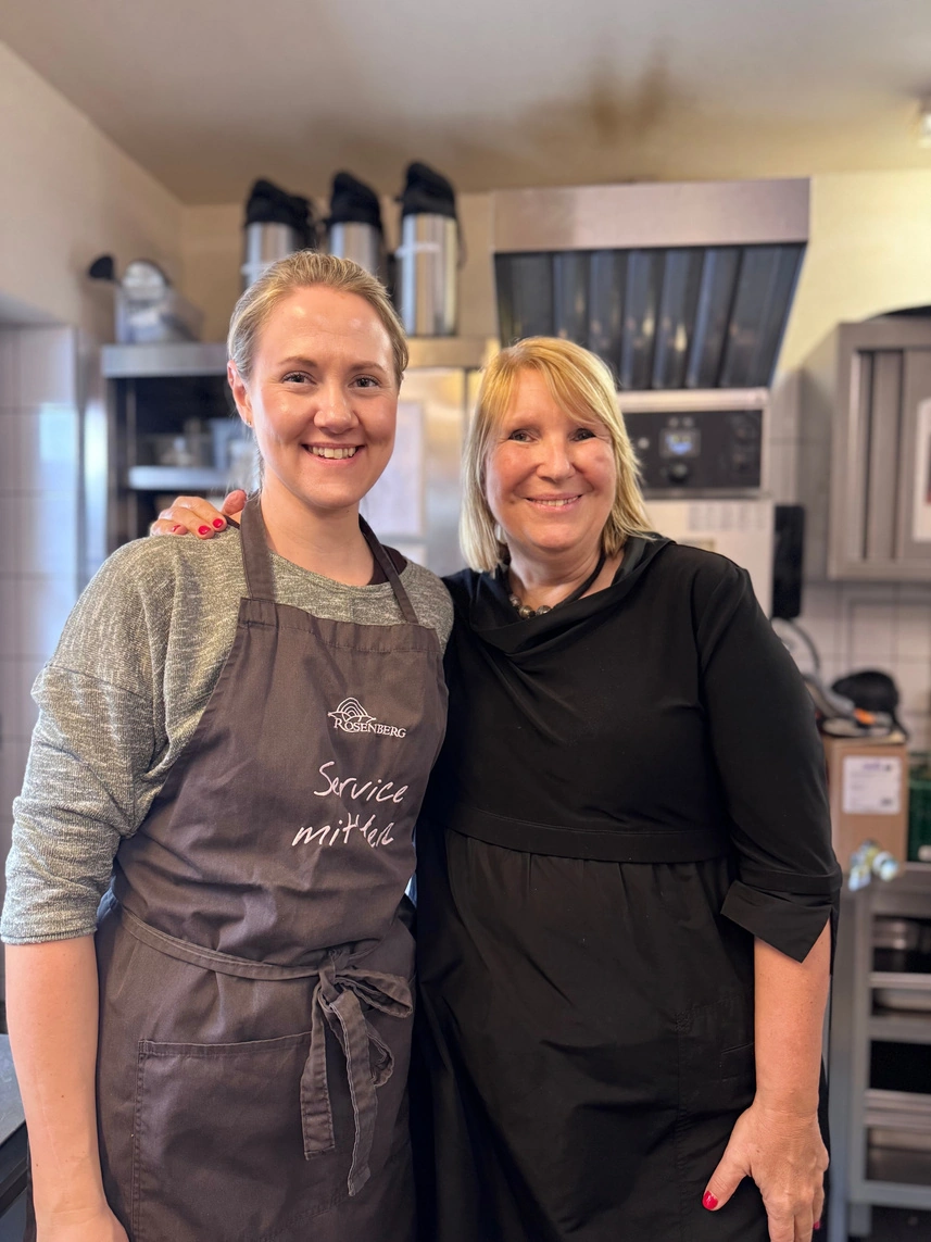 Lisa mit Kerstin Rosenberg in der Ayurveda-Küche