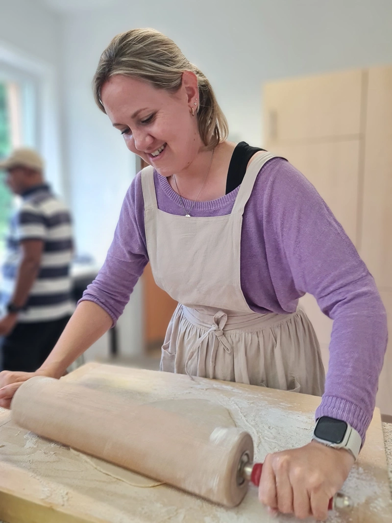 Lisa rollt bei der Zubereitung ayurvedischer Speisen einen Teig aus