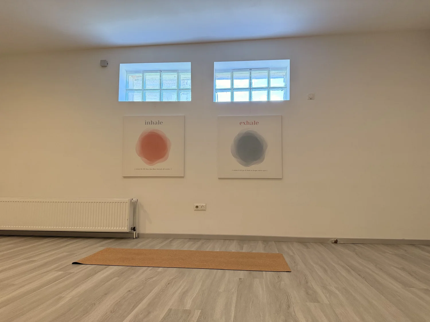 Yogamatten und Hilfsmittel im Kursraum in Bad Camberg