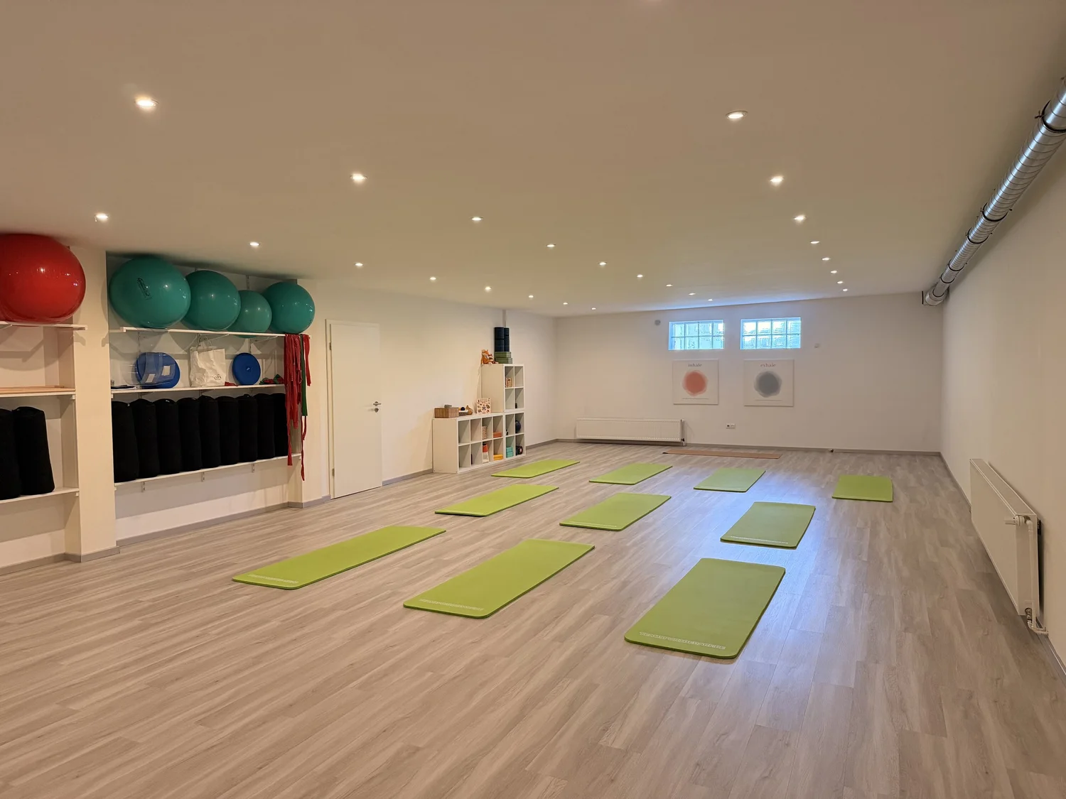 Heller Yogaraum mit vorbereiteten Matten in der Physio Praxis Oliver Meurer in Bad Camberg
