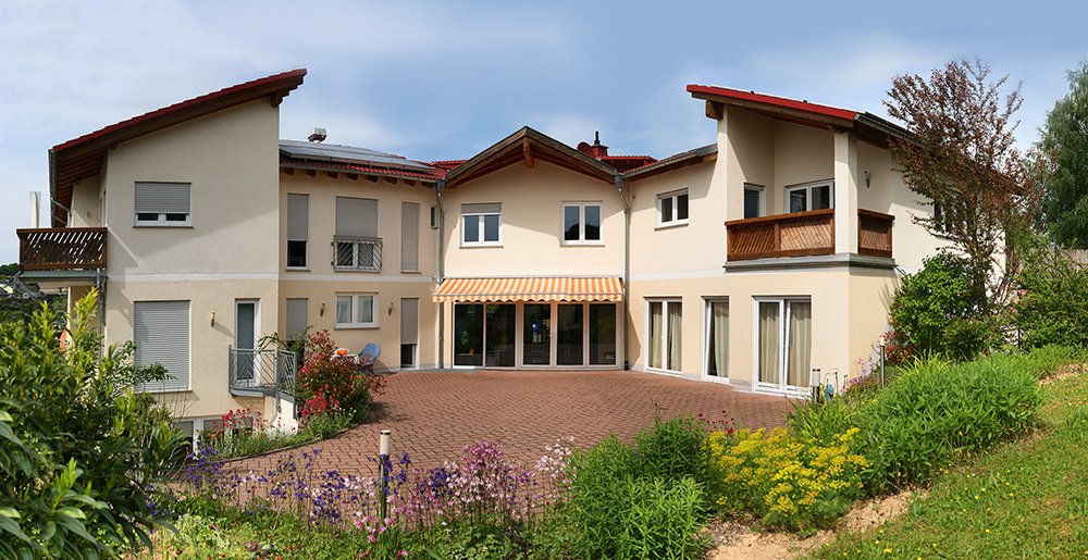 Eingang und Außenansicht des Yogastudios Hier & Jetzt in Selters-Eisenbach