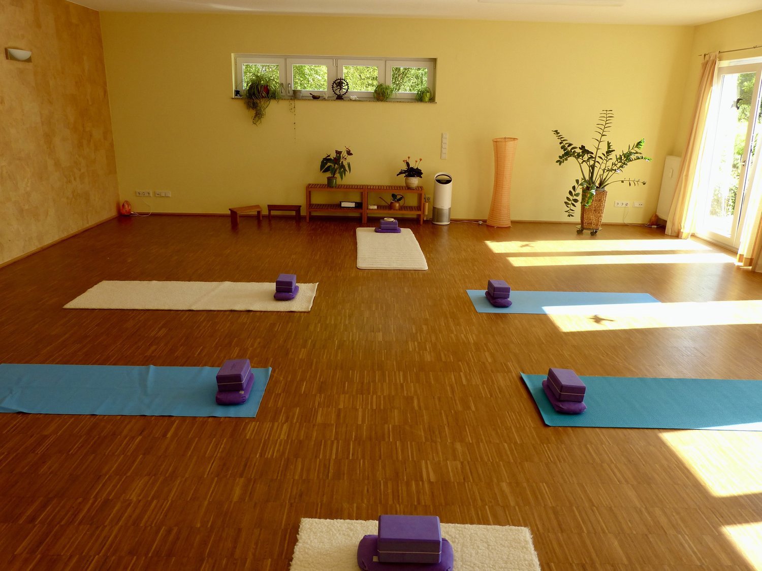Vorbereitete Yogamatten und Yogablöcke im Studio Hier & Jetzt in Eisenbach