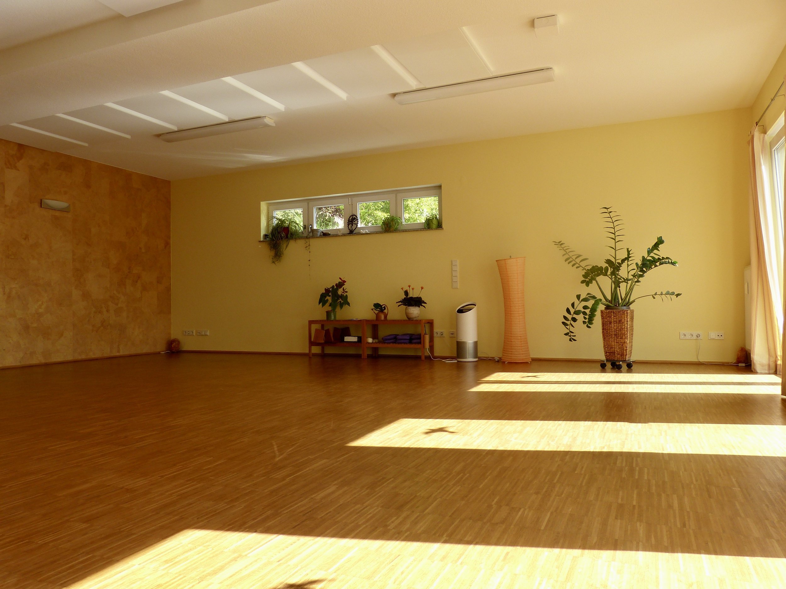 Sonnendurchfluteter Yogaraum im Yogastudio Hier & Jetzt in Selters-Eisenbach
