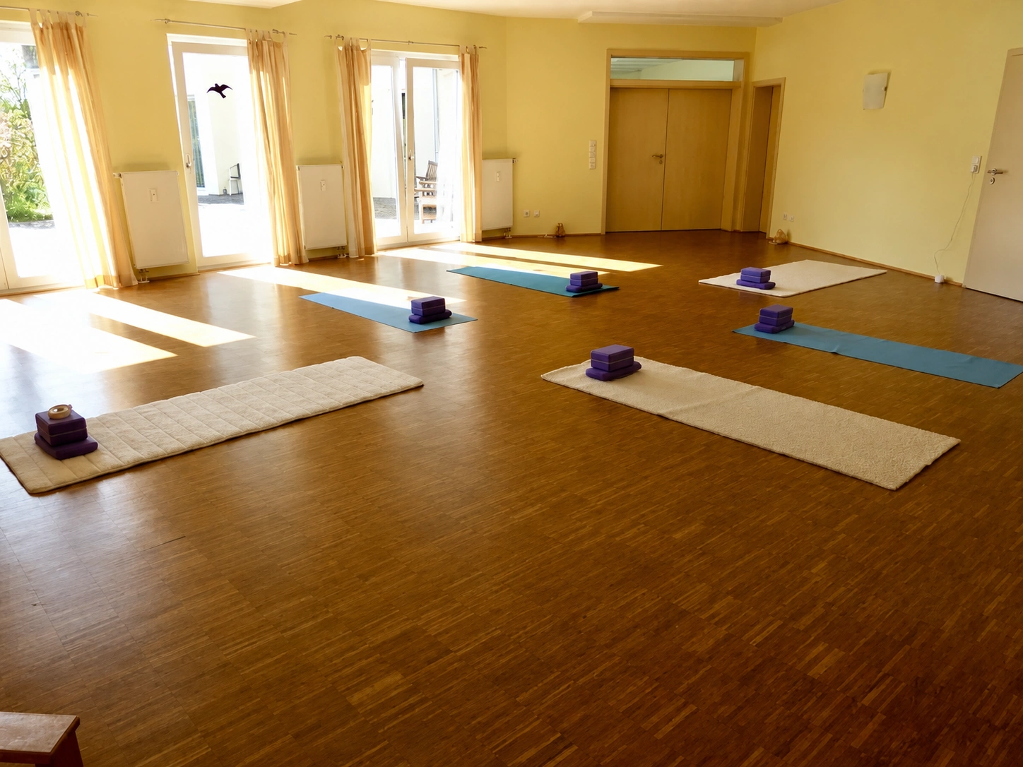 Heller Yogaraum mit Holzfußboden im Yogastudio Hier & Jetzt in Selters-Eisenbach